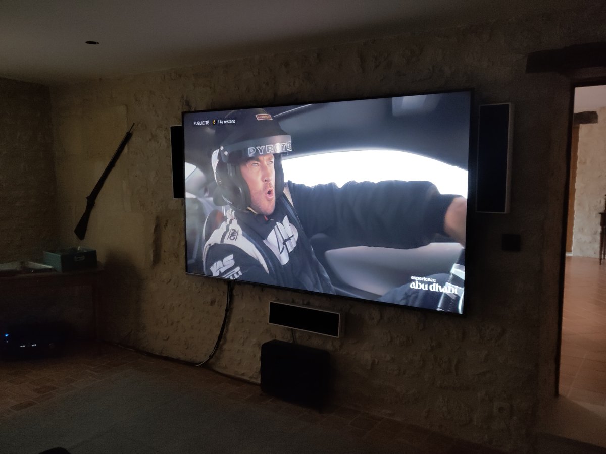 Pose d'un écran home cinéma Hisense 100" (254cm de diagonale)